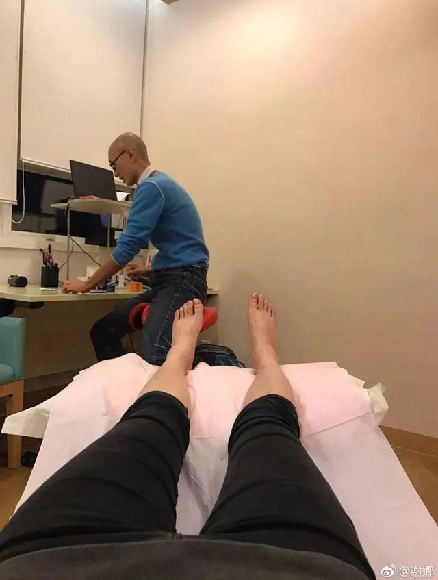 你怎么看“谢娜分析维密奚梦瑶摔倒真正原因”？