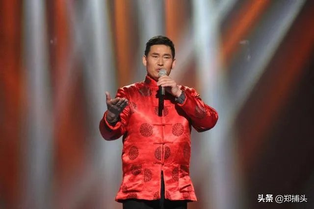 如何看待大衣哥朱之文家门被村民踹开?