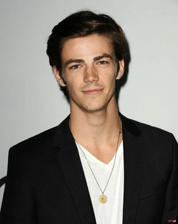 天天美剧《闪电侠》第四季的主演格兰特·古斯汀 是谁？