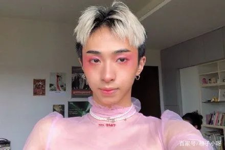 伊能静19岁儿子晒与女生合照，甜喊其女友，这是官宣恋情吗？