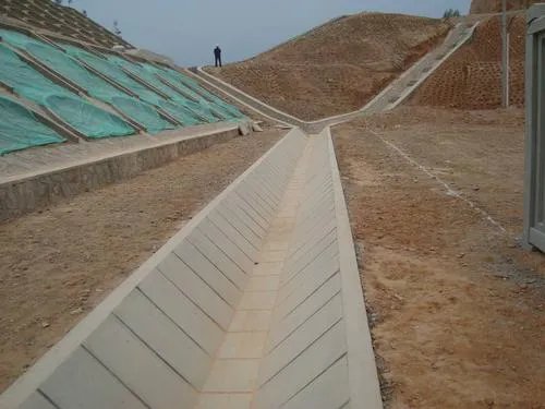 排水沟标准施工尺寸是什么