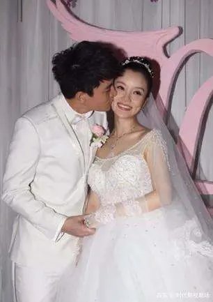 李小璐贾乃亮为何离婚？背后有什么不为人知的秘密？