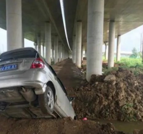 女司机深夜驾车被导航带进深水沟是怎么回事？