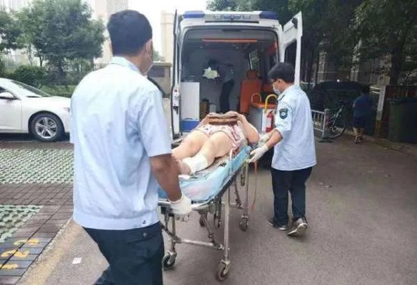 济南一女子公司内上厕所马桶爆裂，碎片划伤女子腿部，后来怎样？