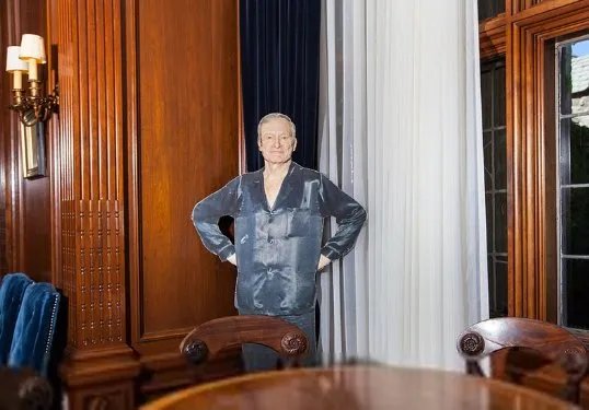 花花公子创始人什么时候去世的？