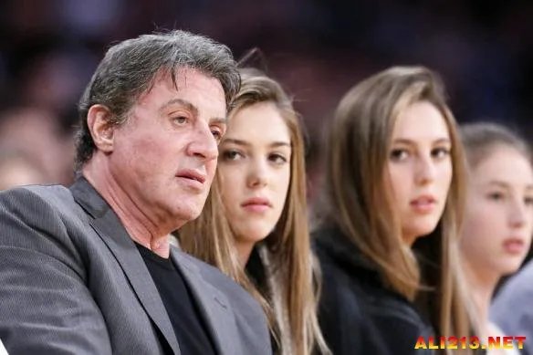硬汉尽显柔情！史泰龙携三位女儿惊艳亮相NBA球场