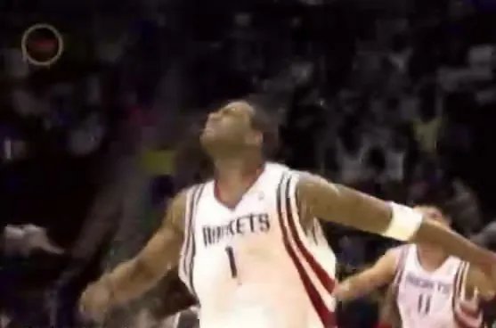 求麦蒂35秒13分最后挥拳那一瞬间的图