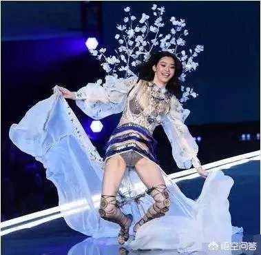 主持节目时高跟鞋掉了怎么办？