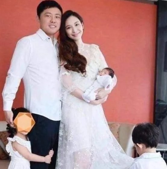 吴佩慈为嫁豪门6年连生4胎，为何41岁依然未婚 ？