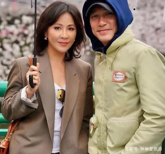 梁朝伟罕见秀恩爱，老夫老妻背影超温馨。你怎么看呢？