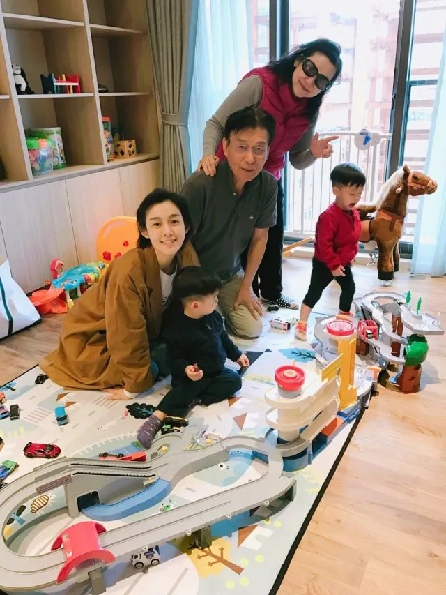 周杰伦气哭,同是养两孩为嘛范玮琪的豪宅还那么仙