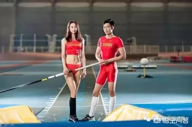 中国撑杆跳女神李玲夺冠后,明目张胆的给裁判和工作人员发糖,对此你怎么看?