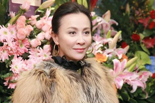 窦骁否认已经与何超莲结婚，如此相爱的两人为何不打算结婚呢？