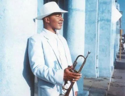 蔡明2013年的小品 想跳就跳 里面潘长江一上场的的那个歌是什么名？