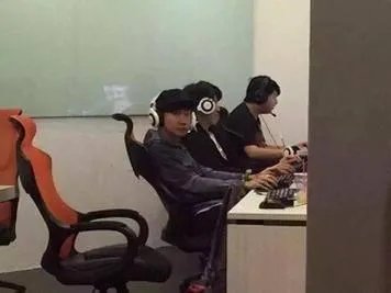 丁俊晖网吧玩游戏上热搜，娱乐圈有哪些喜欢“泡网吧”的艺人？