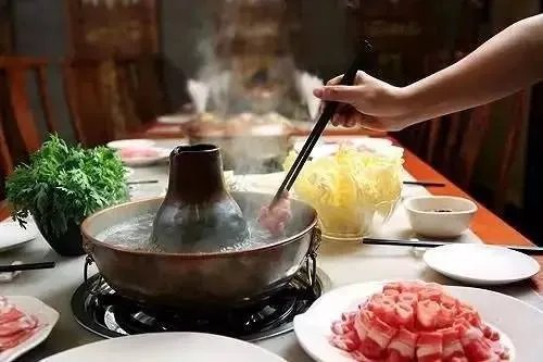 女子火锅配冰奶茶上吐下泻碱中毒，目前该女子情况如何？