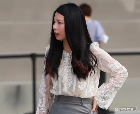 美女必备的蕾丝衫配半身裙，简约清爽又显瘦，你会借鉴这样的穿搭风格吗？