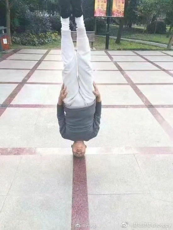 昨天“立扫把”，今天倒立上厕所？沙雕网友的脑洞有多大！