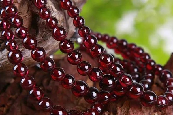 石榴石戴哪只手比较好？有什么说法么？