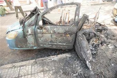 哈尔滨一轿车坠沟起火烧成空架，现场有无造成人员伤亡？