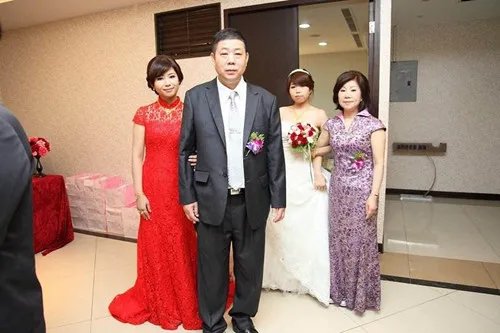 孩子结婚父母穿什么 2017婚礼父母服装搭配技巧