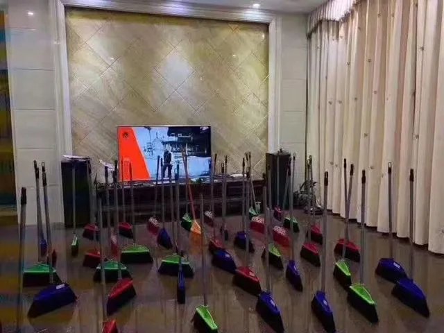 昨天“立扫把”，今天倒立上厕所？沙雕网友的脑洞有多大！