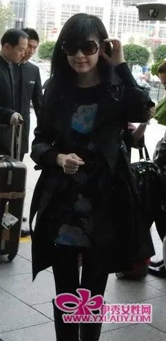 周慧敏亮相显清纯