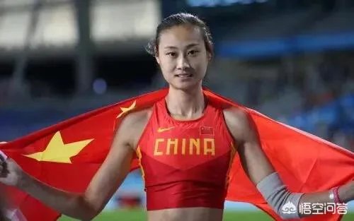 中国撑杆跳女神李玲夺冠后,明目张胆的给裁判和工作人员发糖,对此你怎么看?