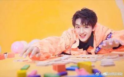 如何看待何洛洛为使用盗版软件道歉这件事呢？