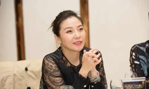 凤凰向南飞彩云在跟随.倾听山河水天堂有多美是什么歌的歌词