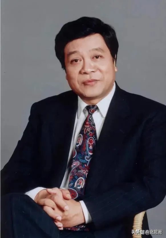 有些人在赵忠祥刚刚病逝的时候，大肆炒作他的字您怎么看？