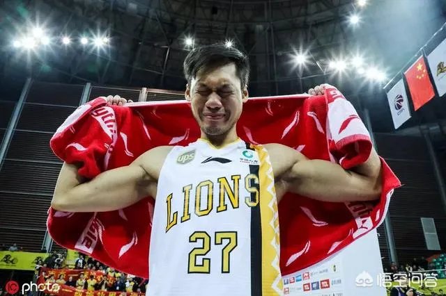 季后赛广厦无缘四强，比赛中球迷突然爆发冲突，打架者被带离球场，当时发生了什么？