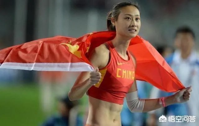 中国撑杆跳女神李玲夺冠后,明目张胆的给裁判和工作人员发糖,对此你怎么看?