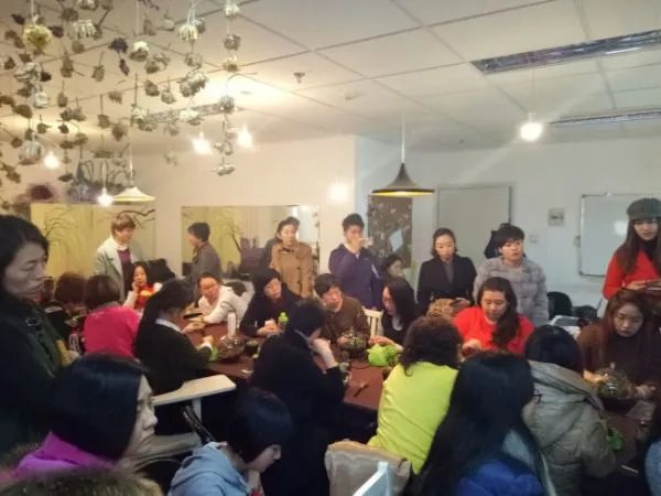 哪里有专业的花艺学校，想报个培训班