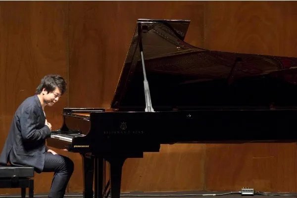 郎朗老婆太惨了！原来郎朗不帮她拿行李，是因为没有郎朗的手值钱？