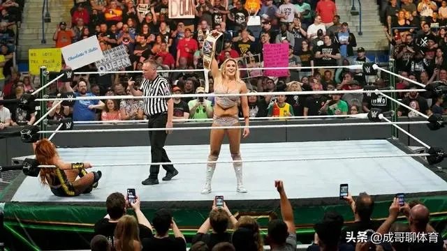 怎么评价WWE夏洛特弗莱尔这位女摔角手？