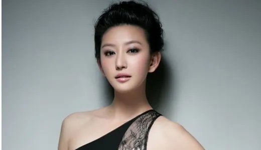 唐一菲出道前演过什么角色？她怎么和凌潇肃在一起的？