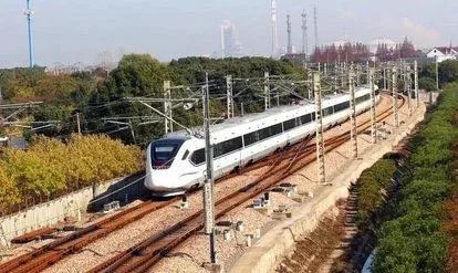 四名女子铁路上拍艺术照被罚款,此行为可能引发哪些后果?