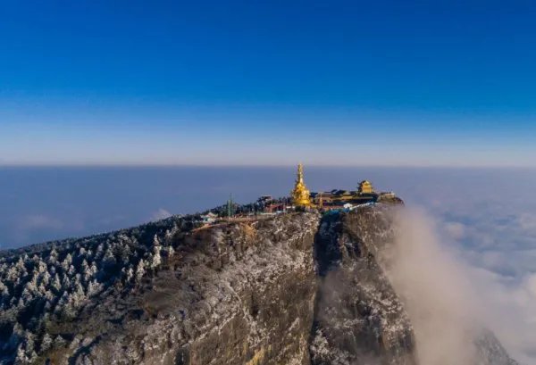 峨眉山迎入秋来第一场雪，如何描述峨眉山的雪景？
