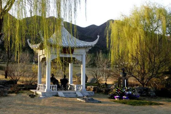 侯宝林，侯耀文两父子的坟墓有什么样的差别？