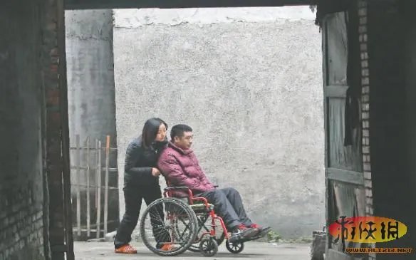 90后女孩照顾截瘫男友3年 不离不弃见真情！