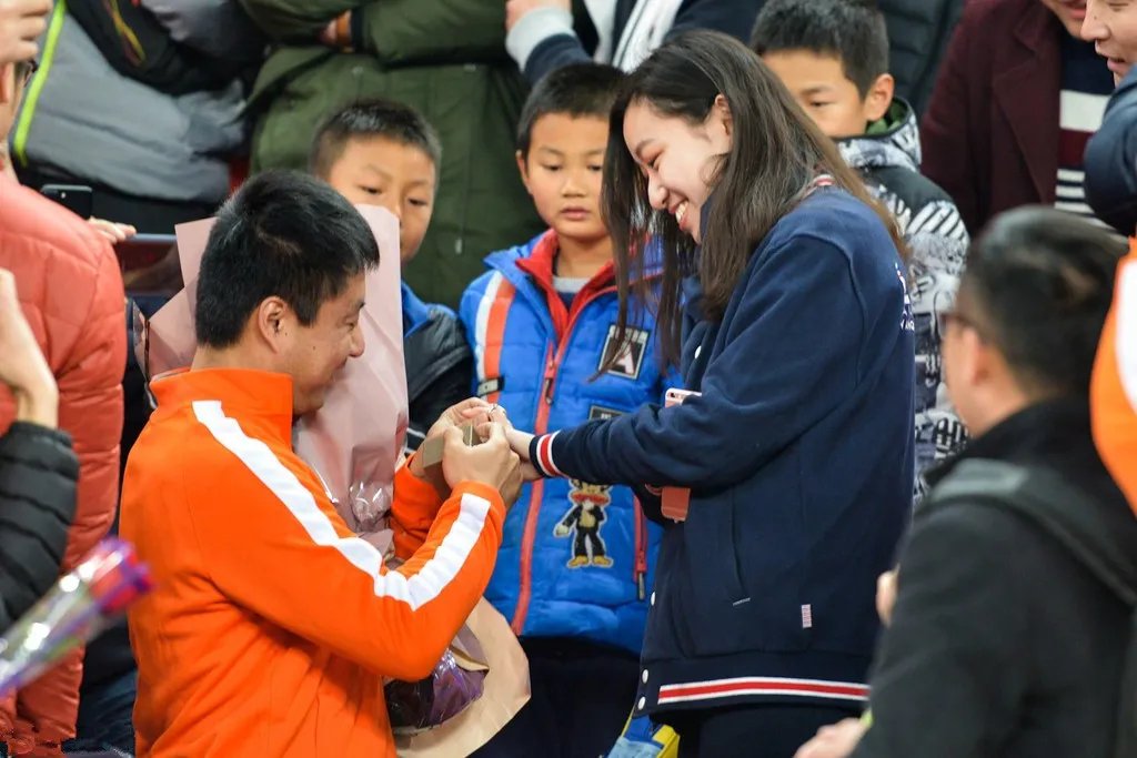 鲁能球迷看台求婚浪漫吧？