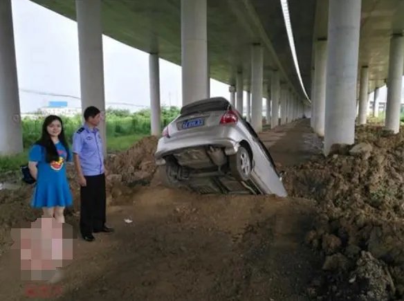 女司机深夜驾车被导航带进深水沟是怎么回事？