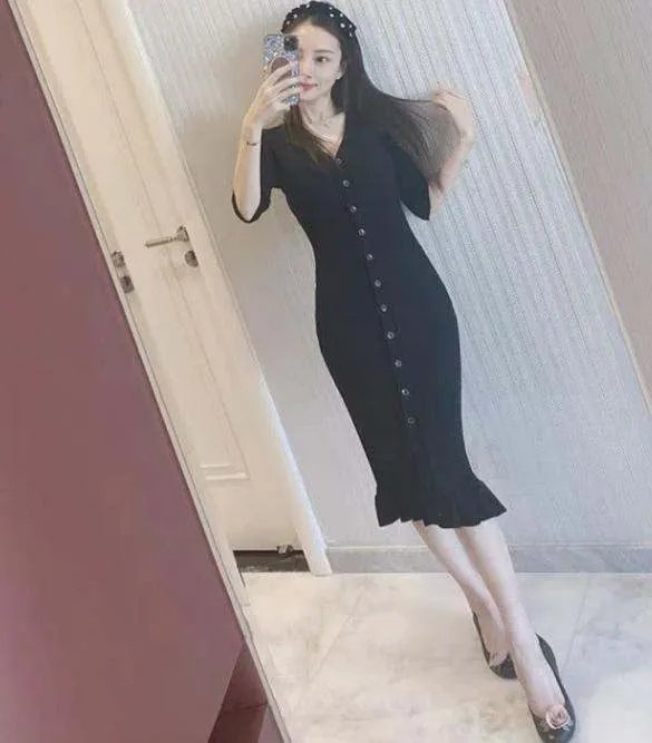 李小璐爆照秀身材,墙根却P变形,腿形与未修图对比差距大,你怎么看?