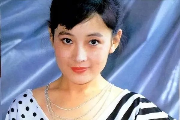 沙宝亮与妻子戴笑盈现身长沙黄花机场，沙宝亮的感情经历是怎样的？