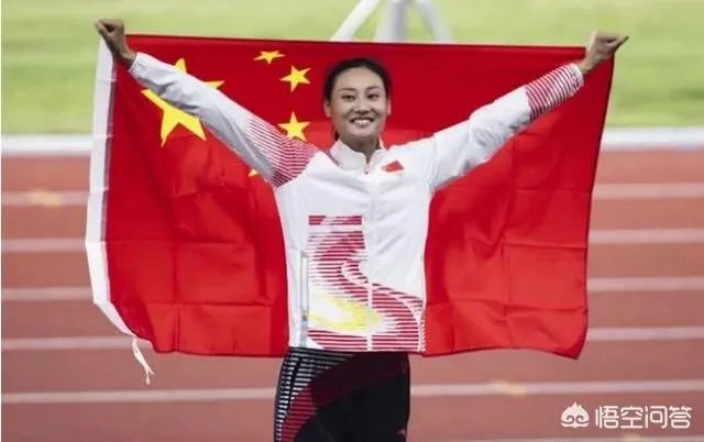 中国撑杆跳女神李玲夺冠后,明目张胆的给裁判和工作人员发糖,对此你怎么看?