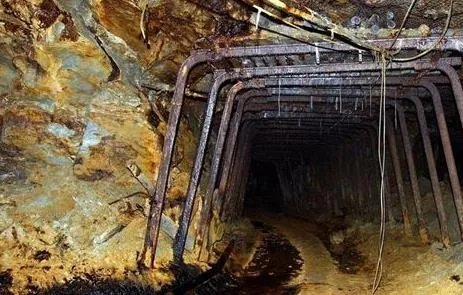 男女发现山洞闪金光进一看兴奋极了（图）