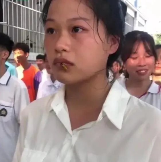 女生军训被马蜂爬嘴一动不动，遇到这种情况该怎么办