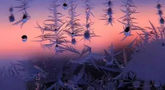 冬天窗户上形成的冰窗花一般在窗户的哪一侧