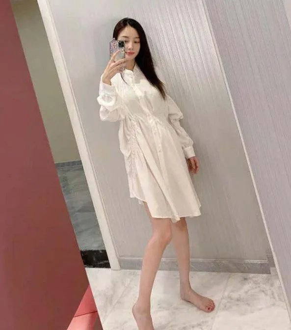 李小璐爆照秀身材,墙根却P变形,腿形与未修图对比差距大,你怎么看?